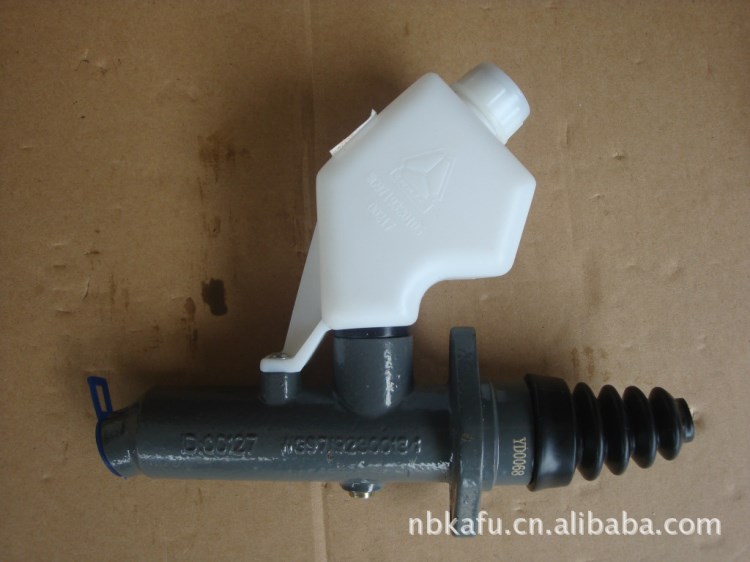 廠家直銷汽車配件豪沃帶杯離合器總泵 WG9719230013-1