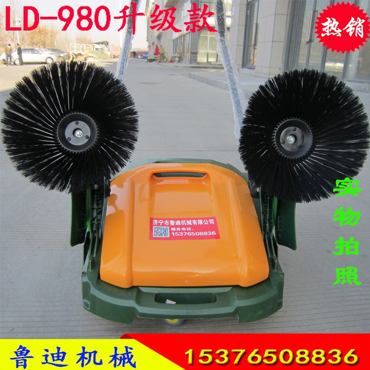 手推式掃地車工業(yè)升級版LD-980電動工業(yè)掃地車小型手推式掃地機(jī)