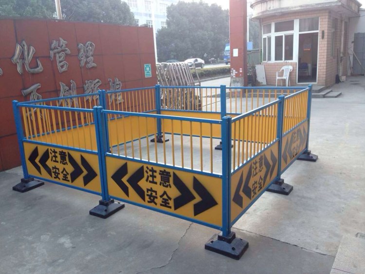 定制：鐵馬護欄塑料隔離欄公路護欄道路隔離欄鐵馬圍欄交通設施