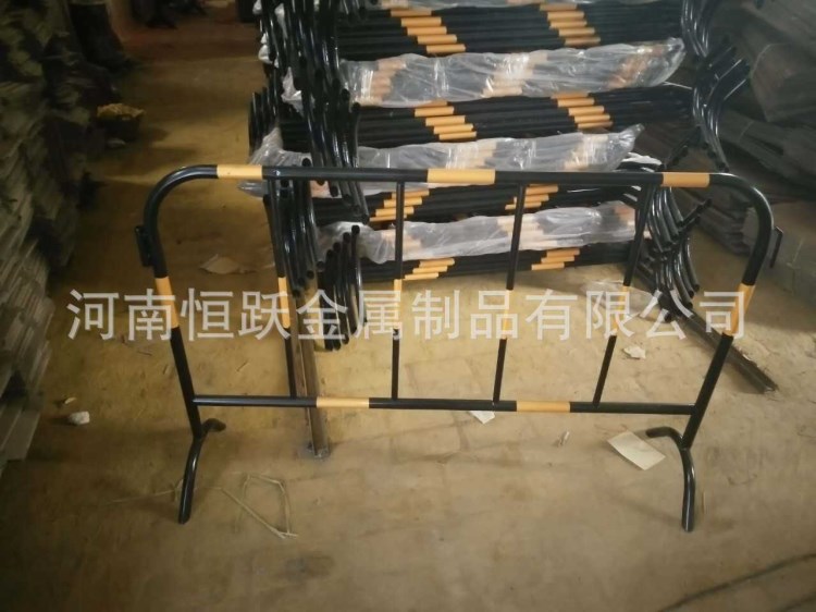 鄭州廠家定制工程施工黃黑鐵馬護欄 噴塑鐵馬護欄