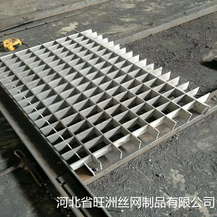 廠家直銷樓梯踏步板不銹鋼排水溝蓋板插接防滑鋼格板鍍鋅格柵網電