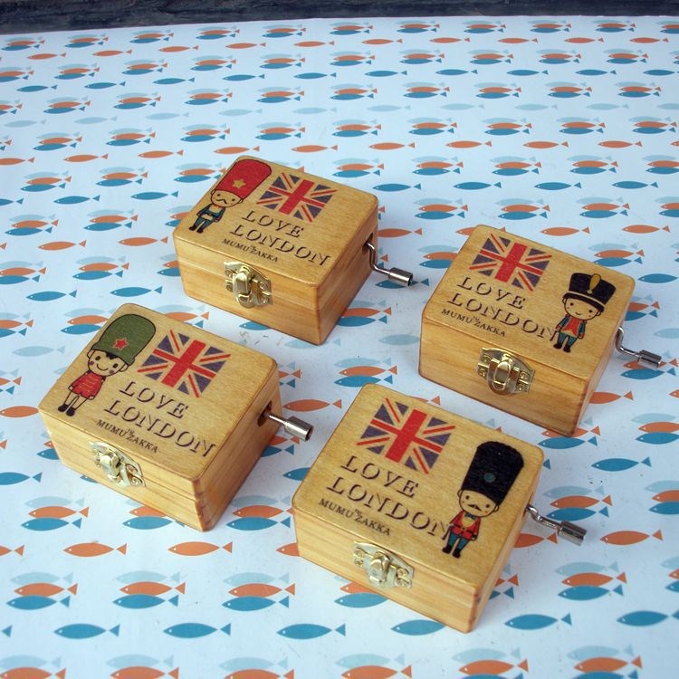 M113高品質胡桃夾子手搖音樂盒 新奇特產品批發工藝品小擺件禮物