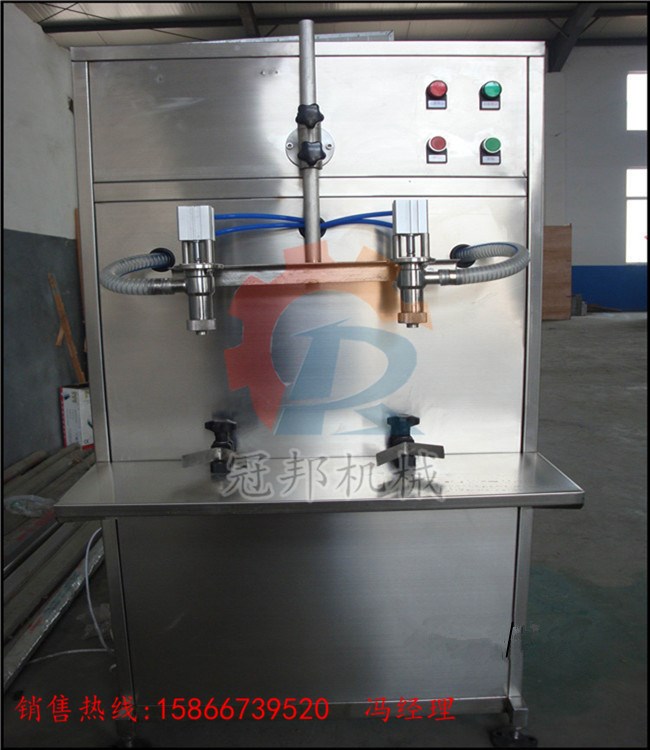 濟(jì)南雙頭半自動(dòng)潤(rùn)滑油灌裝機(jī)  德州玻璃水灌裝機(jī)  山東冠邦報(bào)價(jià)低