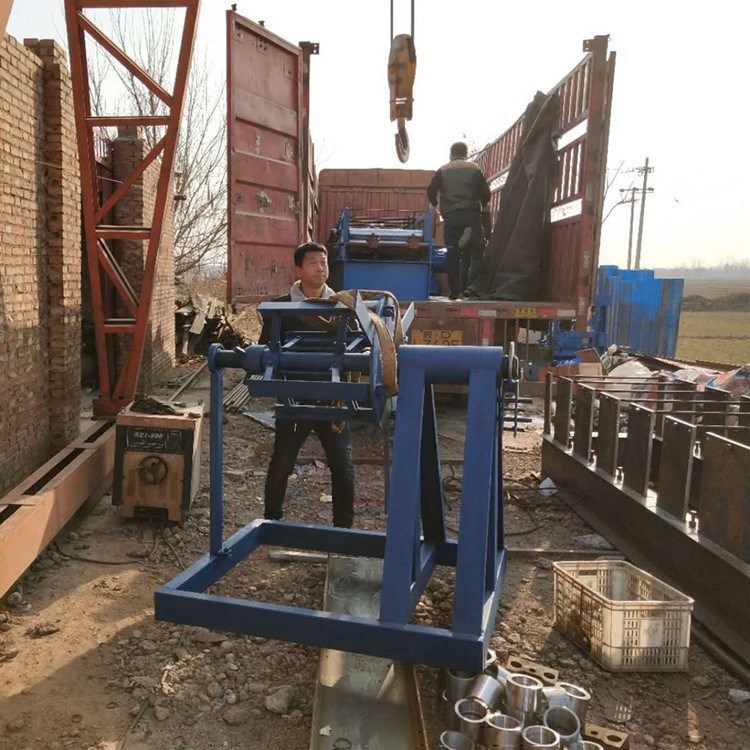 供應(yīng)C型鋼機(jī)放料架 懸臂放料機(jī) 單臂上料架 1-5噸放料機(jī)
