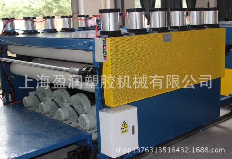 PC中空格子板擠出生產(chǎn)線、PC中空格子板設(shè)備