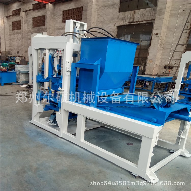 湖南新型液壓全自動水泥免托板制磚機(jī) 液壓混凝土面包磚機(jī)設(shè)備