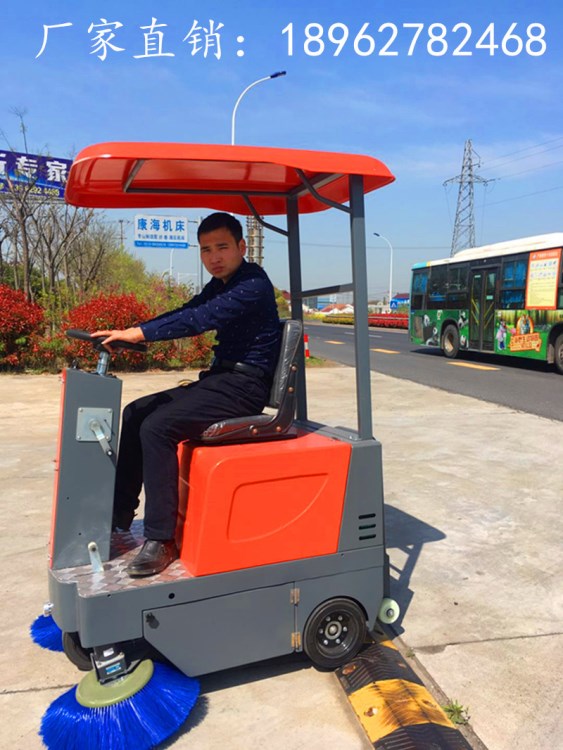 2.0米智能全封閉駕駛式掃地車廠家 掃路車廠家 洗地機(jī)價(jià)格圖片