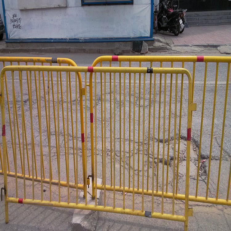 生產(chǎn)道路封閉警示柵欄道路施工護欄鐵馬護欄顏色多樣種類