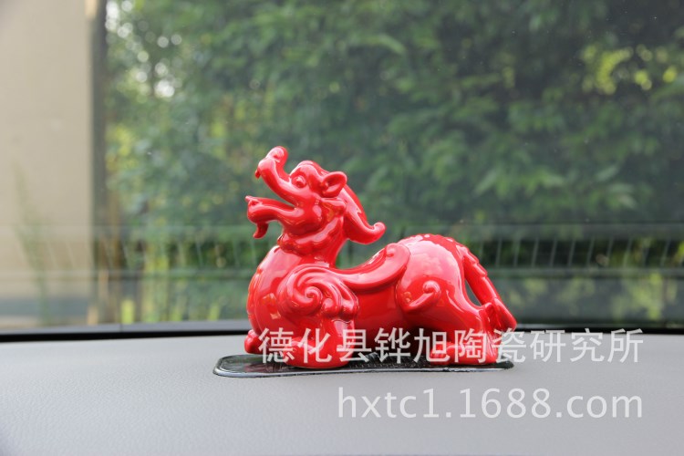 中國紅瓷車內(nèi)裝飾品 紅瓷貔貅香水座 汽車香水?dāng)[件 招財擺件