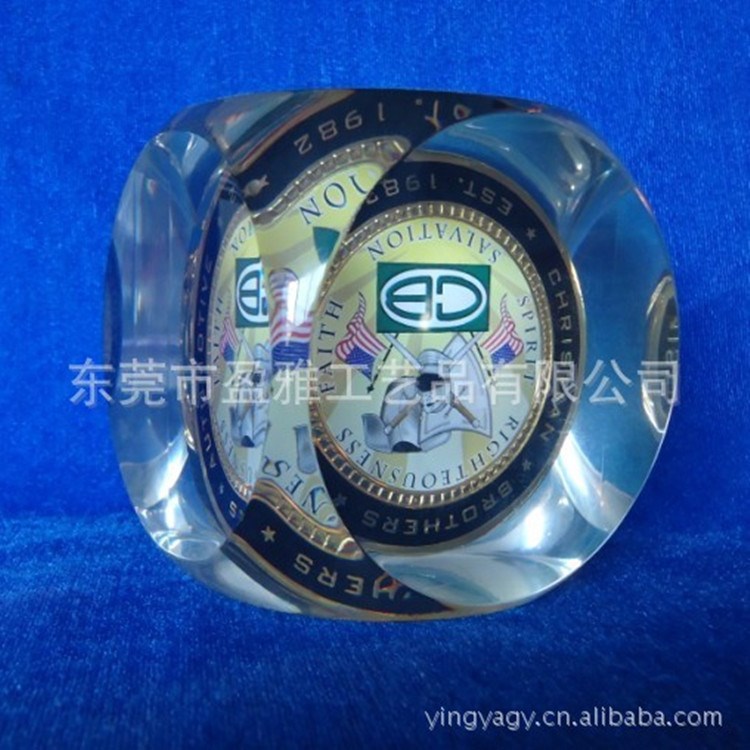 廠家直銷 水晶膠內(nèi)埋徽章工藝品 亞克力內(nèi)嵌錢幣紙鎮(zhèn)