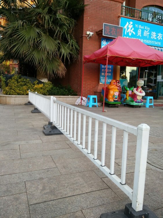 廠家直銷鋅鋼組合式彩鋼護欄交通護欄靜電噴塑隔離帶護欄優惠護欄