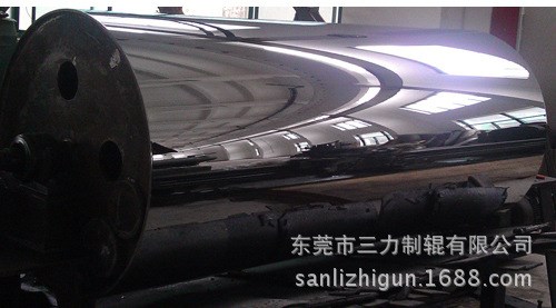可以循環(huán)油加溫結(jié)構(gòu) 也可以電熱管加熱結(jié)構(gòu) 熱變形小的鏡面輥