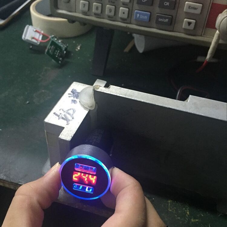 5V3.1A车充 数显双USB车载充电器 显示电压电流 车载手机充电器