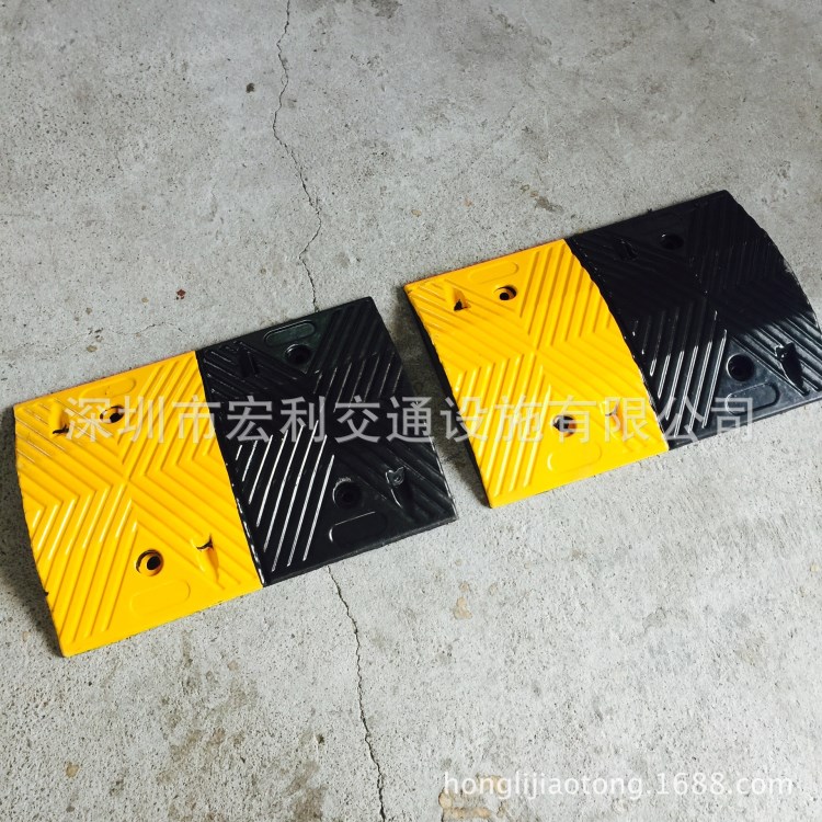 廠家直銷公路橡膠菱形減速帶批發(fā)高強度坡道停車汽車斜坡緩沖帶