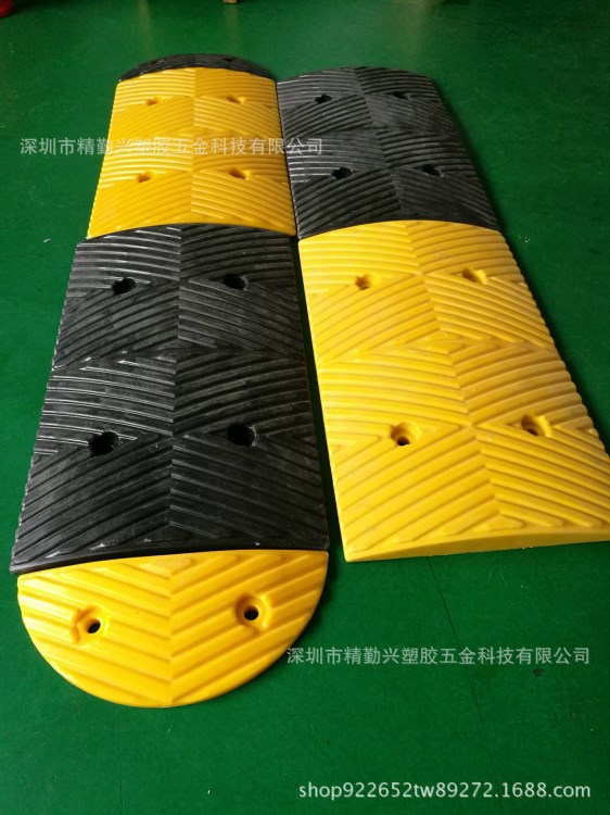 實力廠家批發(fā)道路減速帶梯形減速帶 塑膠黑黃紅減速帶 現(xiàn)貨