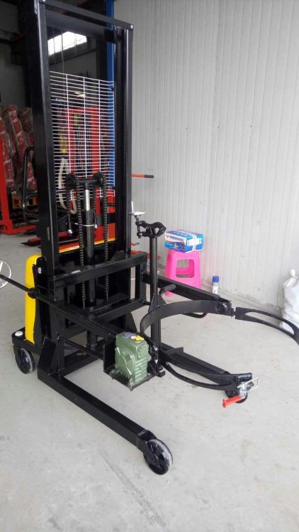半電動(dòng)油桶翻轉(zhuǎn)車生產(chǎn)廠家直銷電機(jī)防爆型電動(dòng)升降夾抱車鐵桶搬運(yùn)