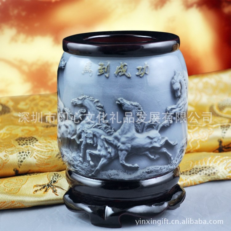 水晶膠鼓形旋轉(zhuǎn)馬到成功筆筒 商務(wù)紀(jì)念校慶禮品圖案可來(lái)圖定制