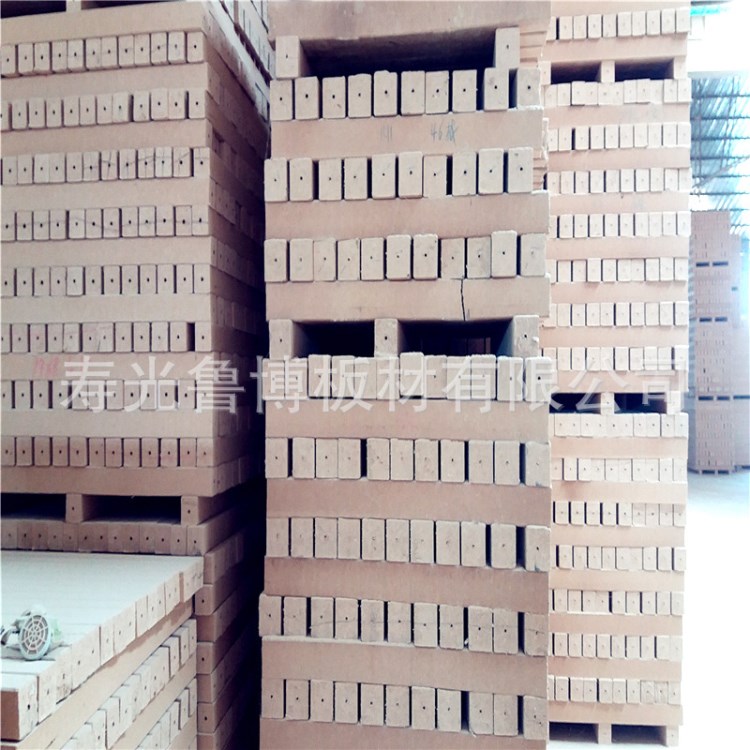 廠家直銷擠壓成型刨花板塊 尺寸可定制托盤墊腳刨花板木塊定做