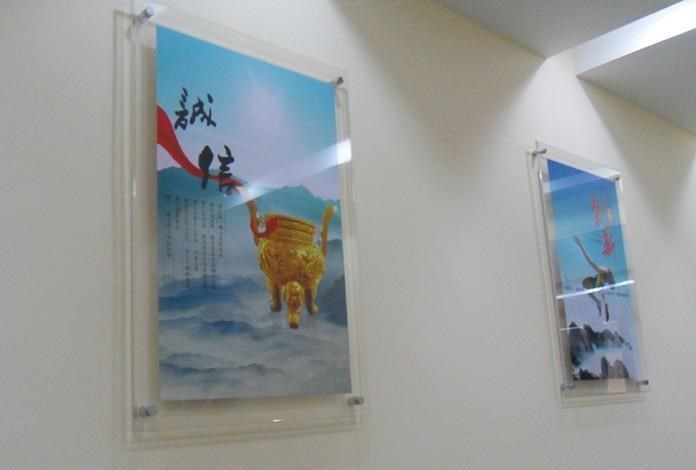 高透明亞克力展板廣告牌有機(jī)玻璃掛墻雙層夾畫展示牌海報(bào)框定制