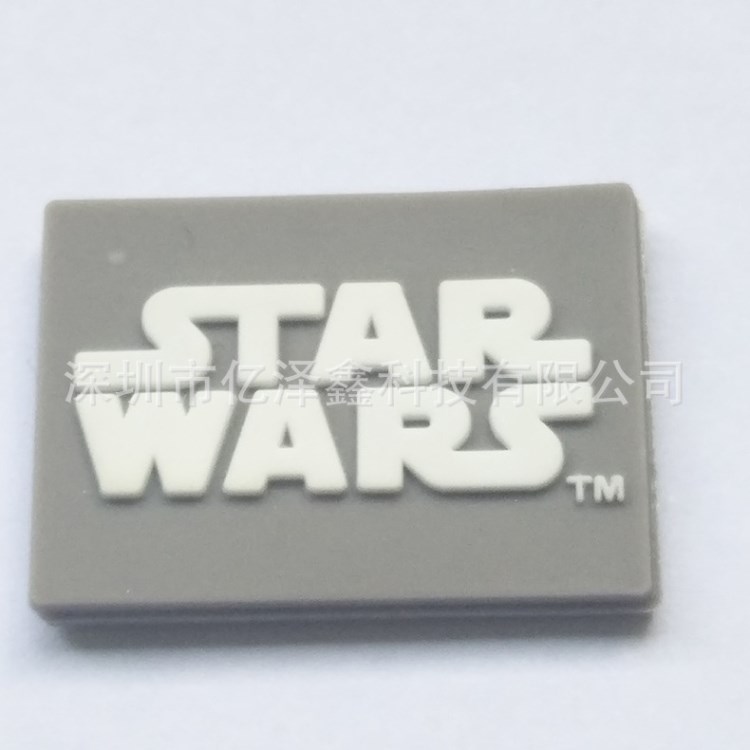 供应各种硅胶 滴胶star wars商标 大量定制PVC滴胶 字母牌挂件