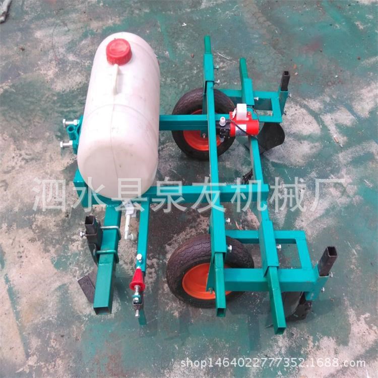 春季棉花蓋膜機參數(shù)春季蔬菜大棚地膜扣膜機  地膜覆膜機定做中