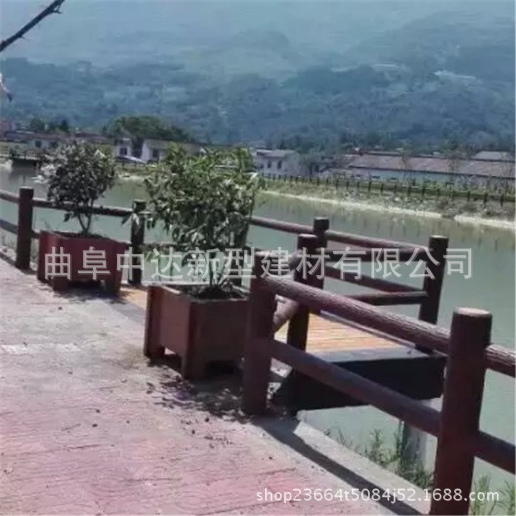 園林景區(qū)水泥仿木欄桿 仿木紋公園池塘護(hù)欄 滕州新型圍欄