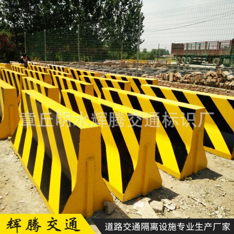 廠家直供水泥隔離墩 2米長(zhǎng)混凝土道路水泥墩防撞墩道路設(shè)施