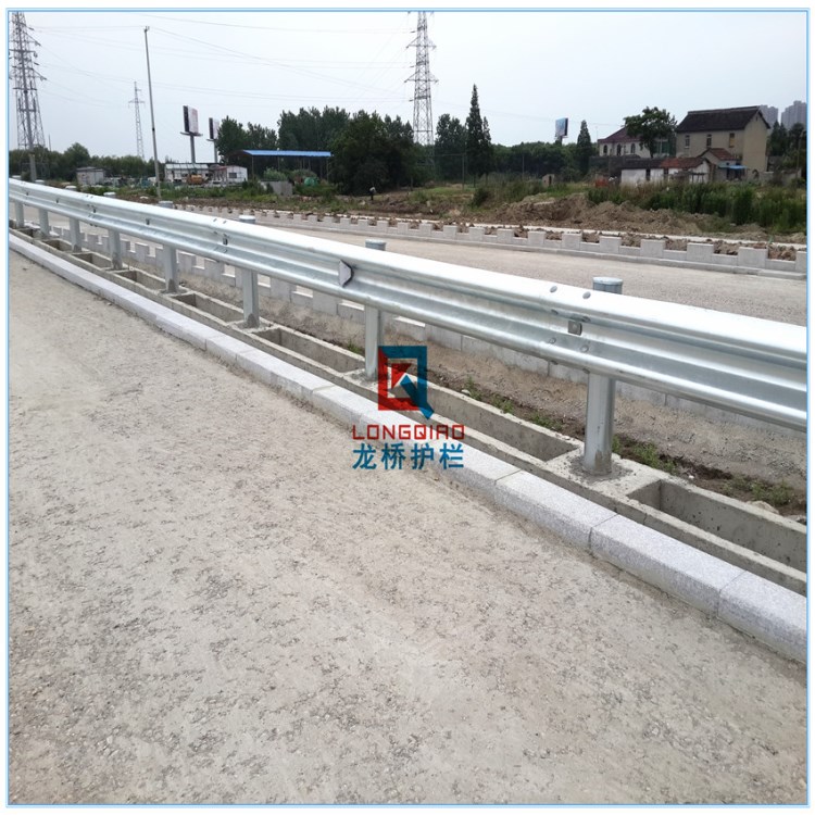 昆山高速公路防撞護欄 昆山公路波形梁鋼護欄/龍橋護欄廠直銷