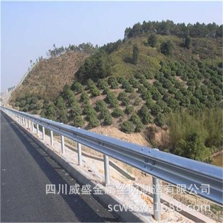成都高速公路熱鍍鋅防撞護(hù)欄板 雙波形梁鋼式噴塑護(hù)欄