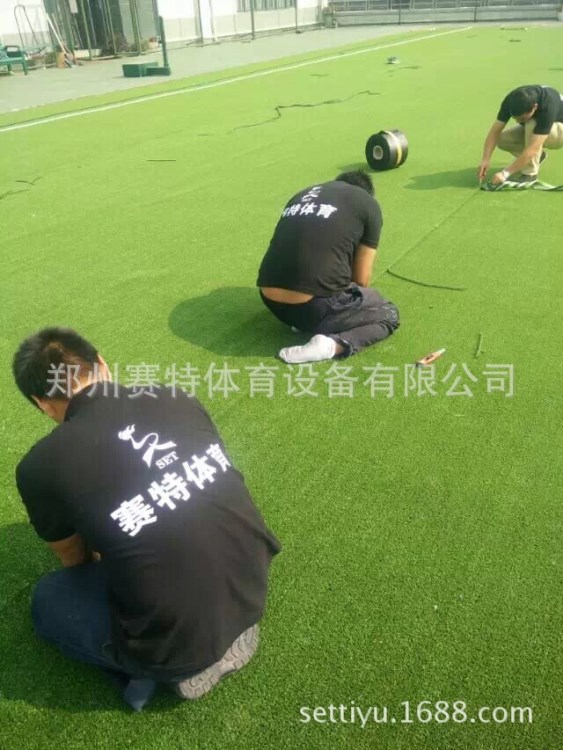 廠家直供河南平頂山足球場網(wǎng)球場草坪 草皮人造草沖砂 沖顆粒鋪裝