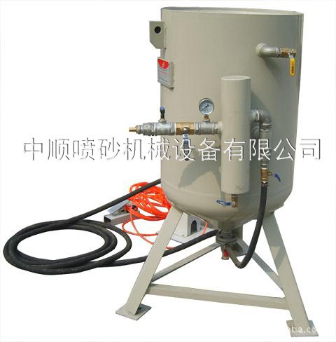 手動除銹噴砂機廠家批發移動開放式噴砂機噴砂罐小型除銹翻新設備