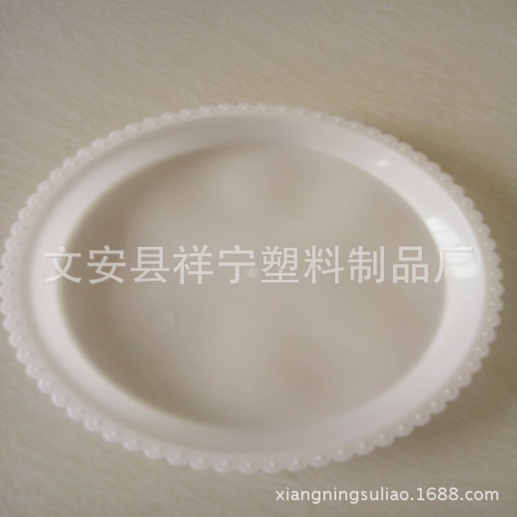 銷售各種型號托架底盤白色翻花邊塑料花盆托盤原材料底托量大優惠