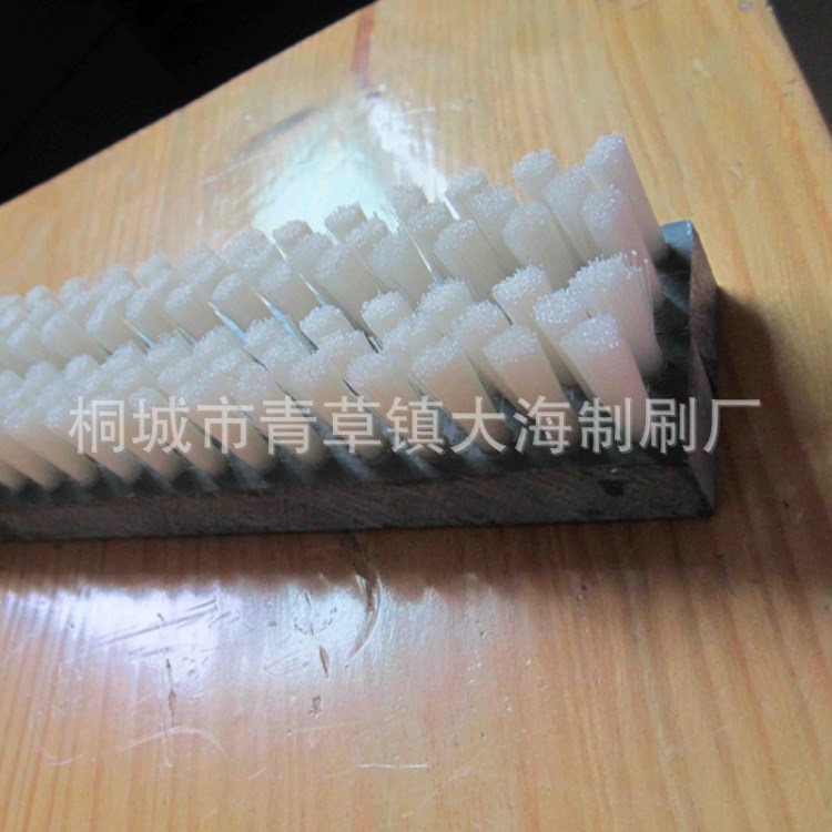 廠家直銷塑料絲機床擋塵清潔毛刷 塑料廠專用阻塵清洗條形毛刷