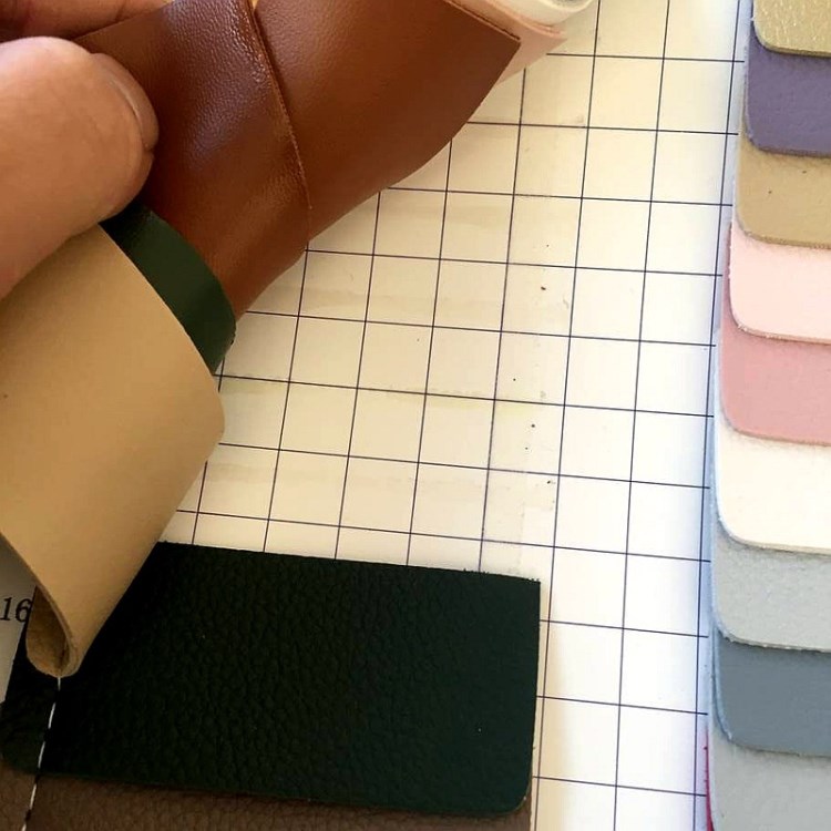 2018現貨PVC細紋1.8荔枝紋羊紋底雙面革箱包手袋面料批發