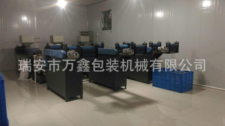 萬(wàn)鑫供應(yīng)PVC雙色拉鏈機(jī)擠出機(jī),PVC拉鏈擠出機(jī),雙色拉鏈擠出機(jī)