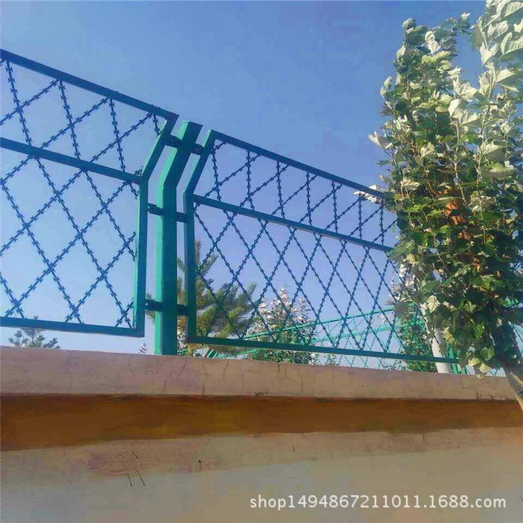 江蘇南通啟東監(jiān)獄護(hù)欄網(wǎng) 上海崇明島機(jī)場護(hù)欄 鍍鋅刀片刺網(wǎng)圍欄