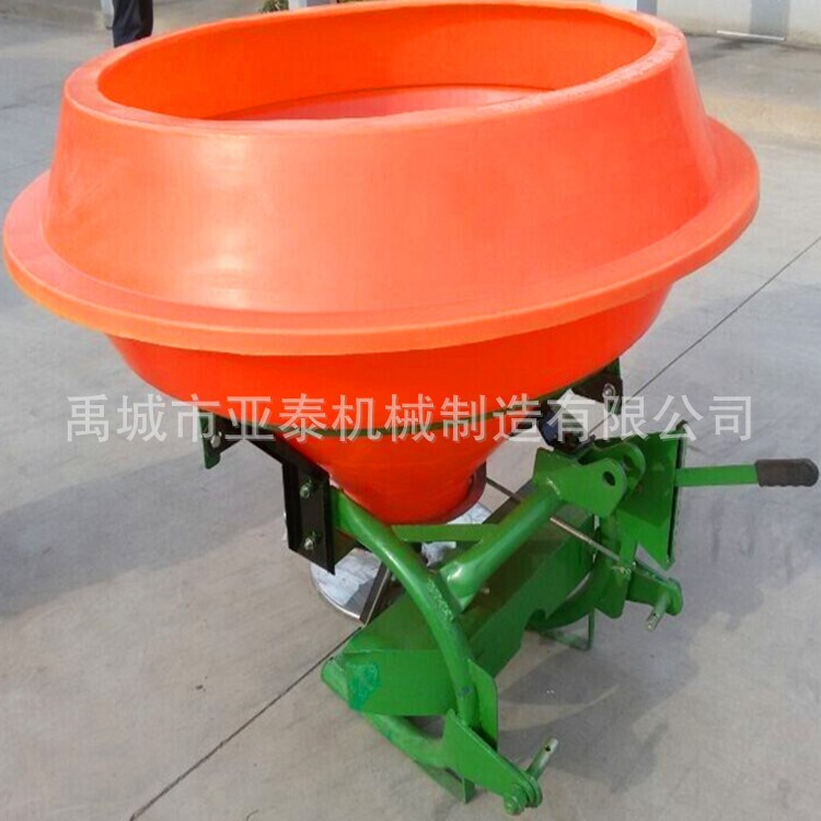 直供中小型農(nóng)用施肥機(jī) 粉末碳銨揚(yáng)肥機(jī) 后輸出軸撒肥機(jī)S
