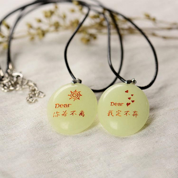 工廠直銷男女情侶掛件批發夜光石項鏈成對熒光石發光石掛墜刻字