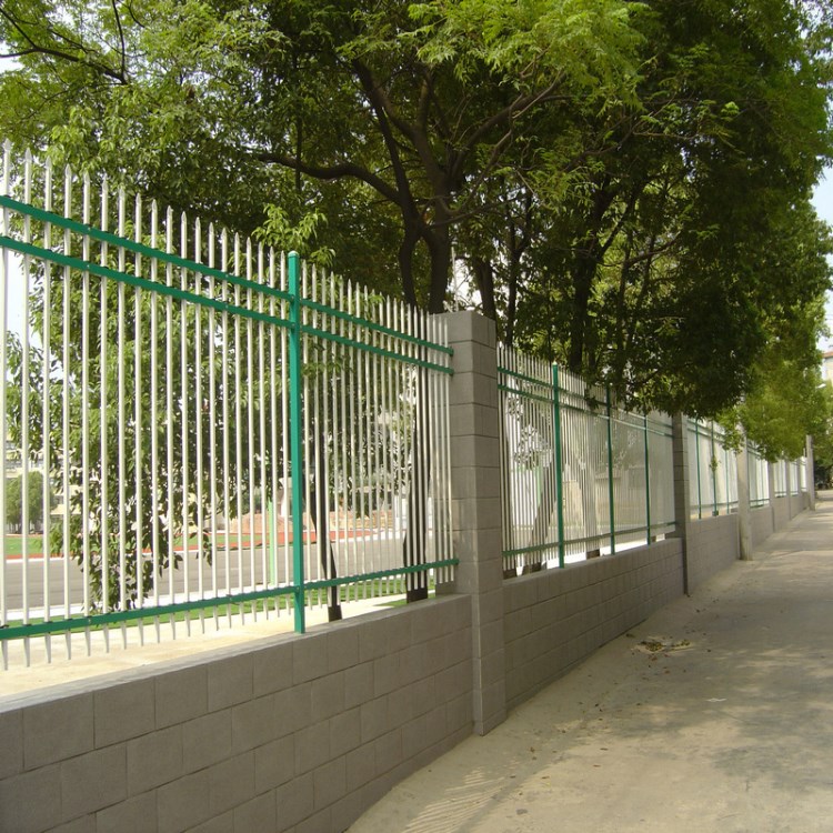北京廠家金屬管圍墻鋅鋼柵欄 三根橫梁熱鍍鋅管折彎鐵藝柵欄