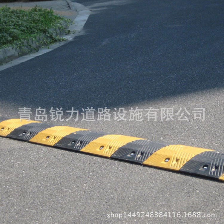 承接各種花紋減速帶定做 路口緩沖膠減速墊 青島黑黃色橡膠減速帶