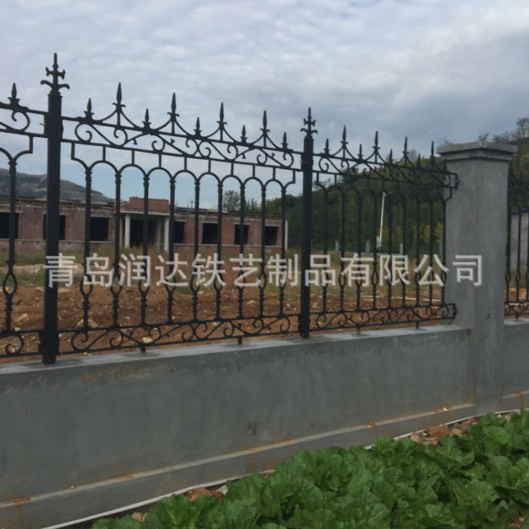 四川內(nèi)江加工定制鐵藝護欄別墅庭院圍墻大門鑄鐵柵欄裝配式隔離柵