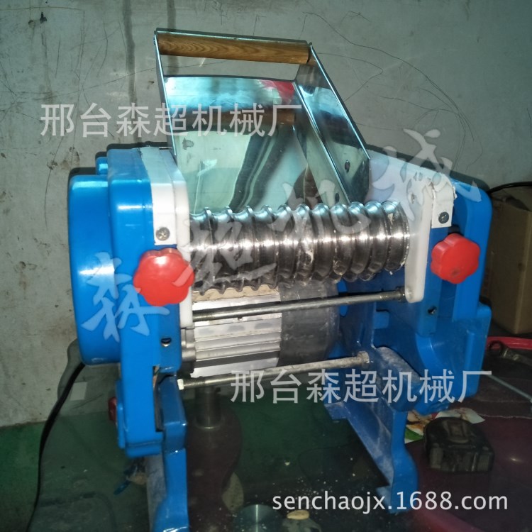 牛肉板面做法，用小型板面搓條機