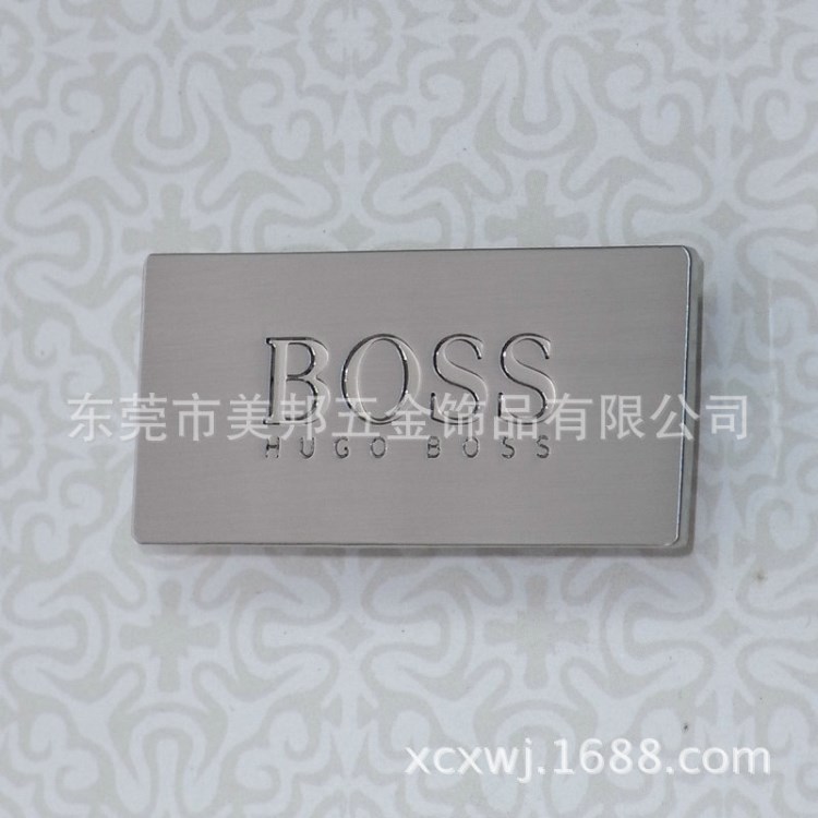 定做BOSS箱包皮具服飾電鍍標(biāo)牌 拉絲電泳漆標(biāo)牌 壓鑄鏤空標(biāo)牌