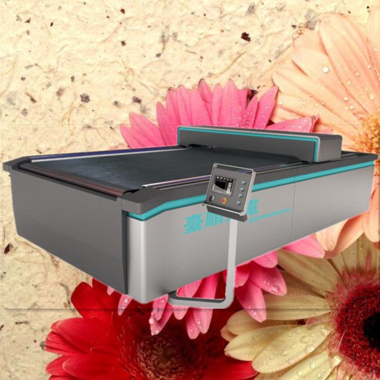 海南海口三亞牛仔布貢緞自動送料機激光切割機皮革布料激光裁床