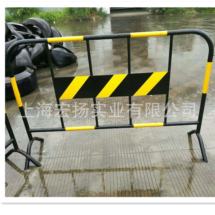 鐵馬護(hù)欄隔離欄公路護(hù)欄道路隔離欄鐵馬圍欄交通設(shè)施