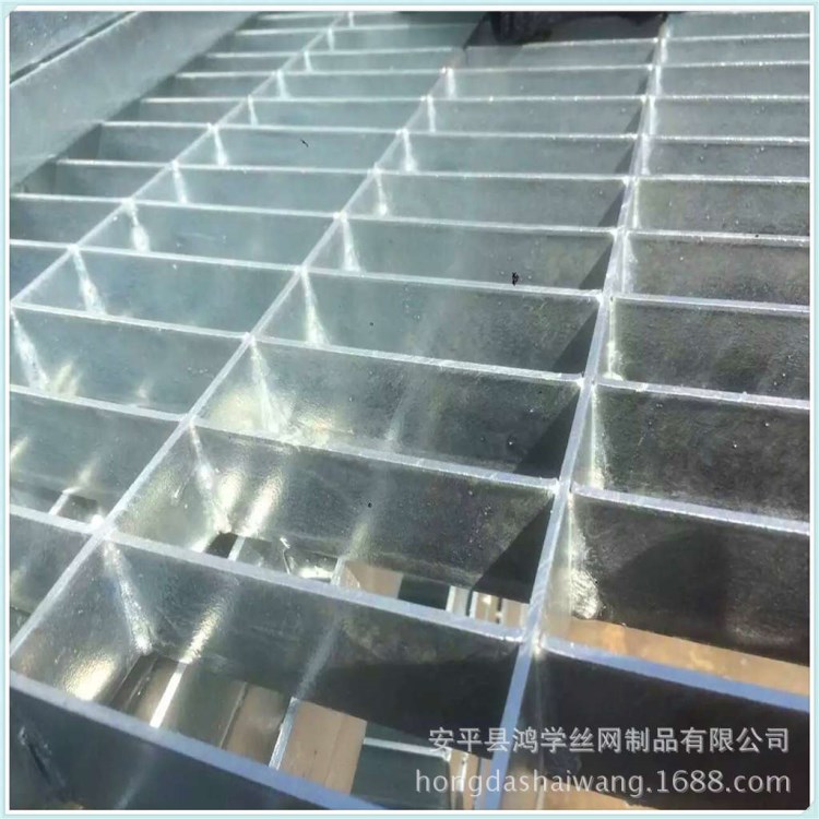 【平臺(tái)】廠家直銷過(guò)道腳踏鍍鋅鋼格板美觀大方安裝簡(jiǎn)便玻璃鋼格柵