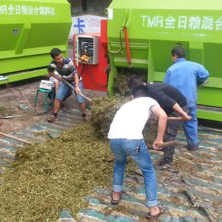 低價(jià)格全日糧TMR飼料混合機(jī) 干濕飼料粉碎攪拌一體機(jī)新價(jià)格
