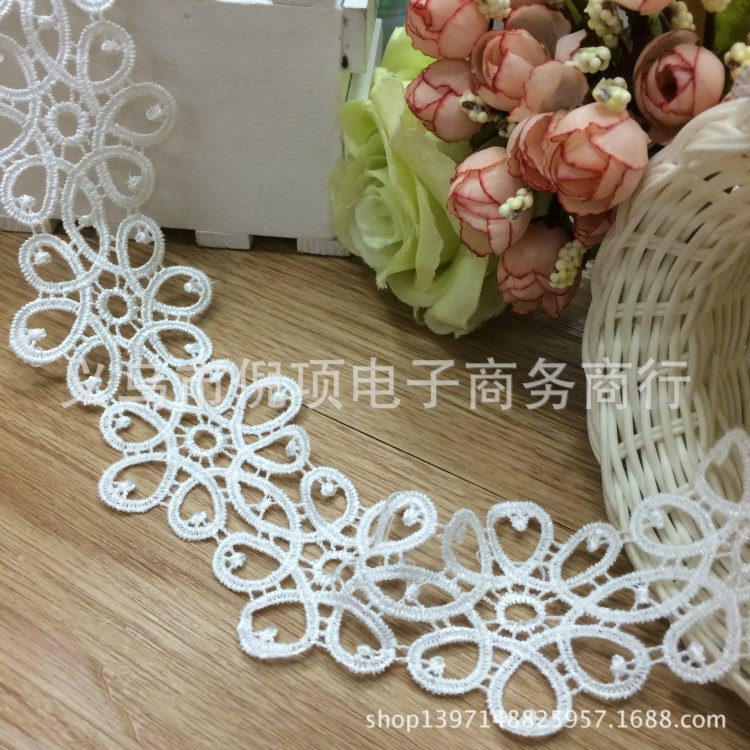 廠家直銷現貨桌布滌綸花邊 白色循環(huán)花圈水溶刺繡花邊 寬約6cm