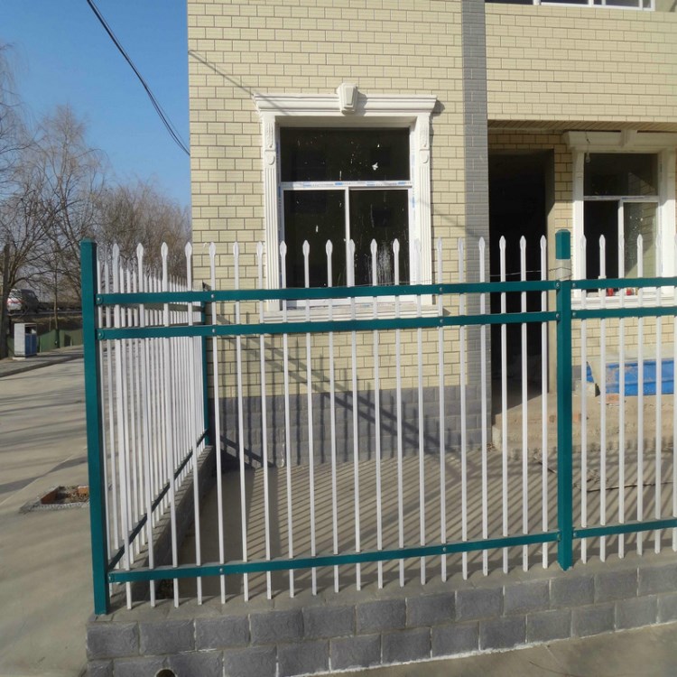 綠白三道方管直尖校區區圍欄 通透式校園外墻防護圍欄加工廠家