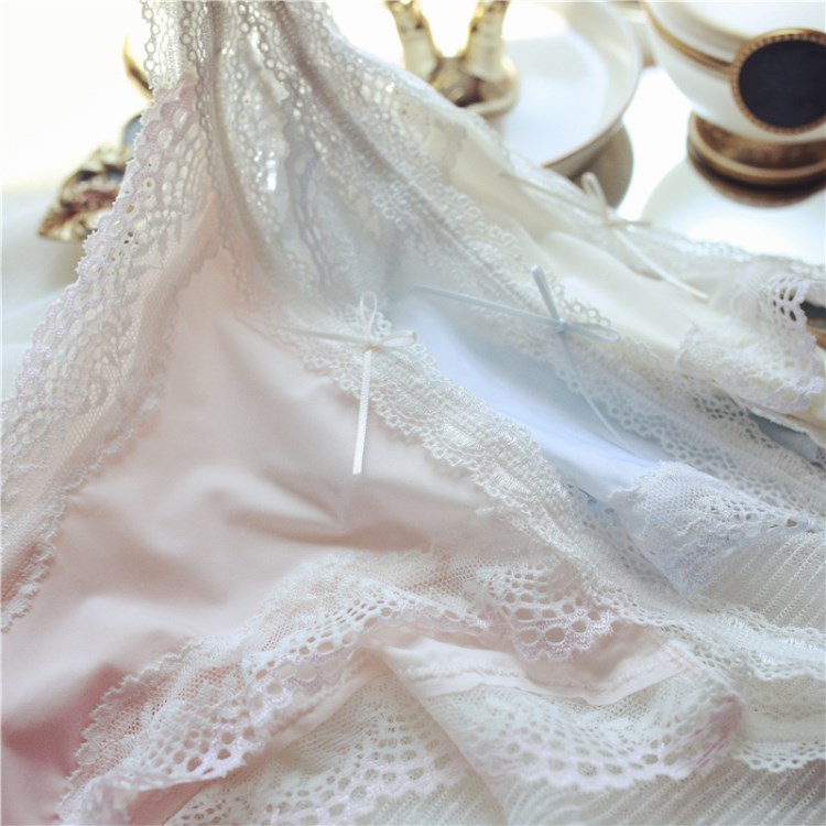 B1724 長(zhǎng)期款 好看的無痕款性感柔軟超細(xì)牛奶絲蕾絲大連原單內(nèi)褲